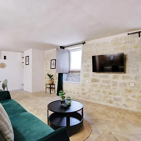 A Jewel In The Heart Of The Marais- 4p 1bdr- Paris