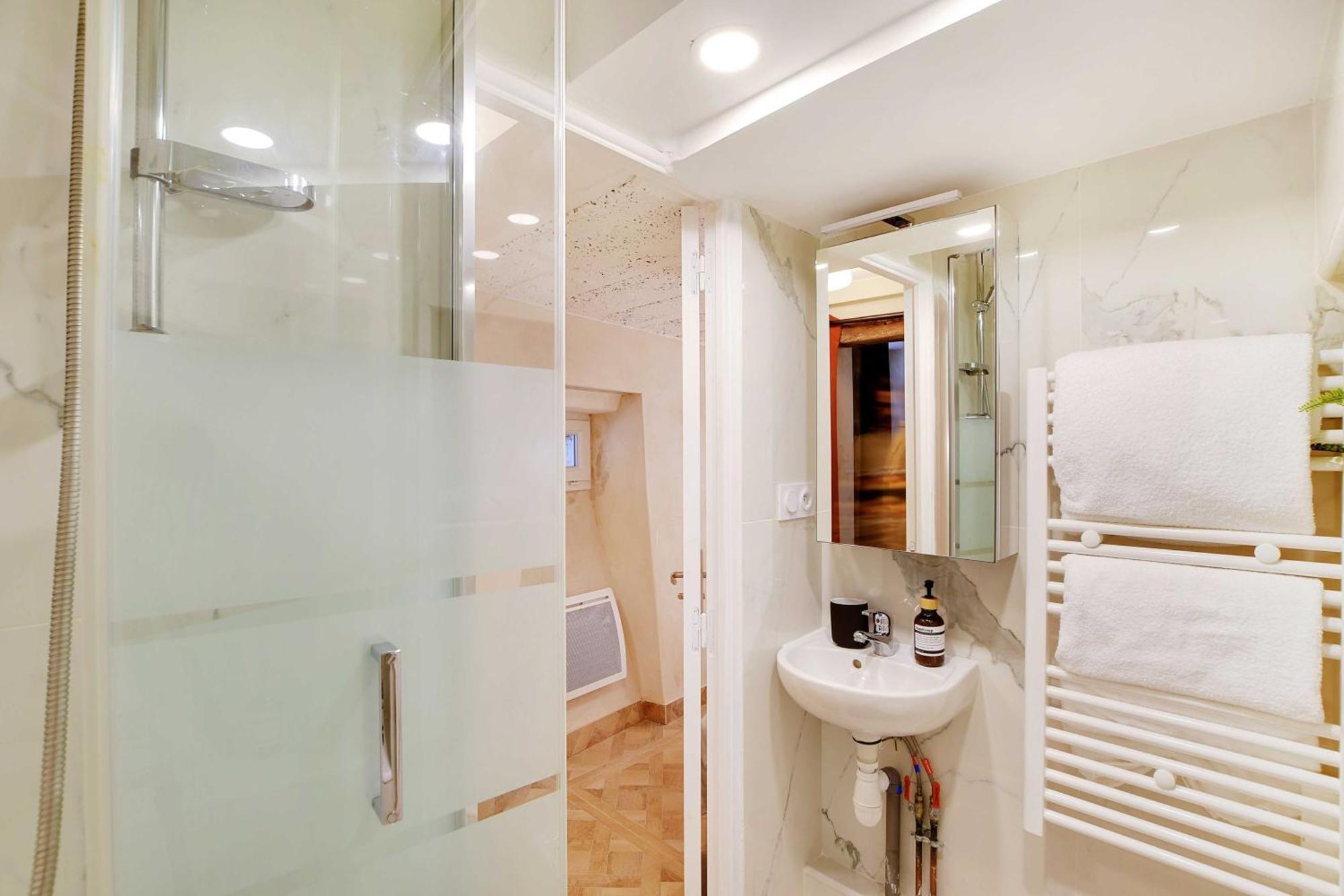 A Jewel In The Heart Of The Marais- 4p 1bdr- * Paris